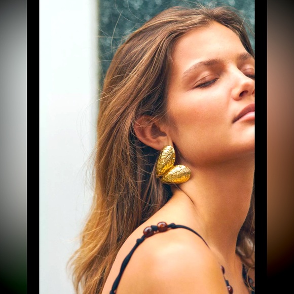 Zara Jewelry - MUSSEL EARRINGS